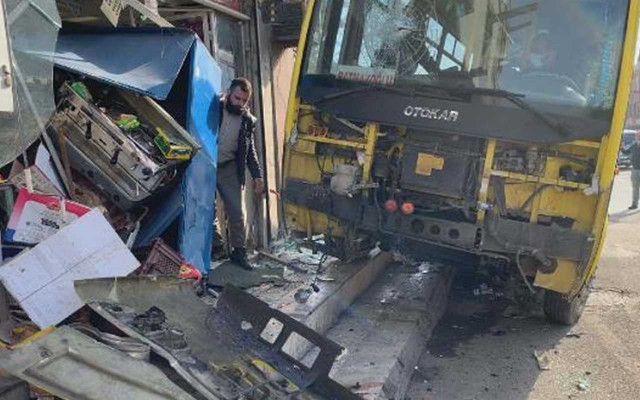 Gaziantep'te sipariş beklerken ölüm yakaladı! Otobüs durağa daldı 9 kişi yaralandı - Resim: 0