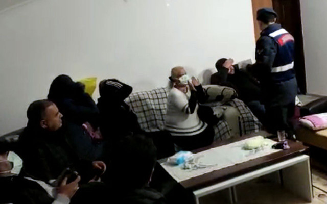 Kumarda basıldı 'misafirim dedi! Jandarmanın 'ben de tanrı misafiyim' sözleriyle sustu kaldı - Resim: 0