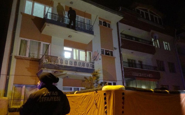 Sivas'ta kız arkadaşıyla yaşadığı sorunlar yüzünden üçüncü kattan aşağı atladı! - Resim: 0
