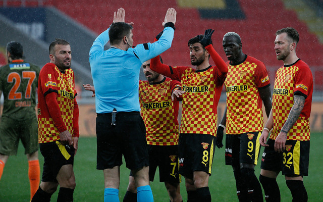 Göztepe'ye yenilen son şampiyon Başakşehir küme düşme hattına geriledi - Resim: 1