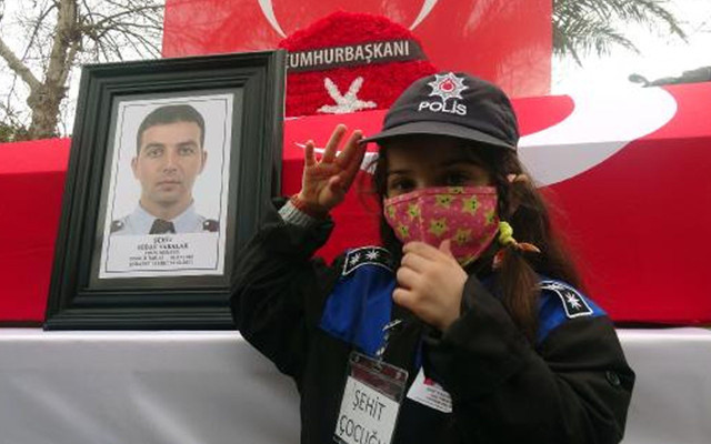 Türkiye Gara şehitlerine ağlıyor: 7 yaşındaki Zeynep babasını asker selamıyla uğurladı - Resim: 0