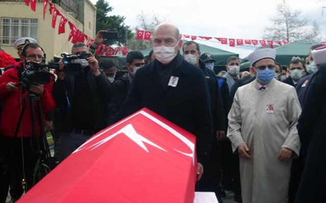 Türkiye Gara şehitlerine ağlıyor: 7 yaşındaki Zeynep babasını asker selamıyla uğurladı - Resim: 1