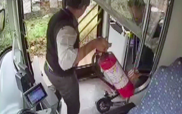 Antalya'da günün kahramanı seçildi! Şoför, anne ve 3 çocuğunun canını kurtardı - Resim: 1