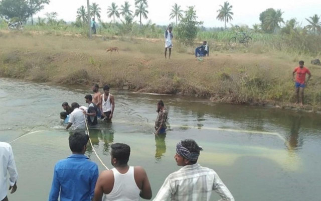 Hindistan'da facia! Kanala uçan otobüs 40 kişiye mezar oldu - Resim: 1