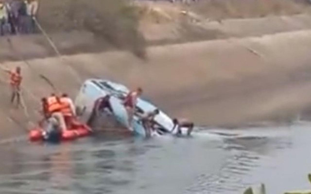 Hindistan'da facia! Kanala uçan otobüs 40 kişiye mezar oldu - Resim: 0