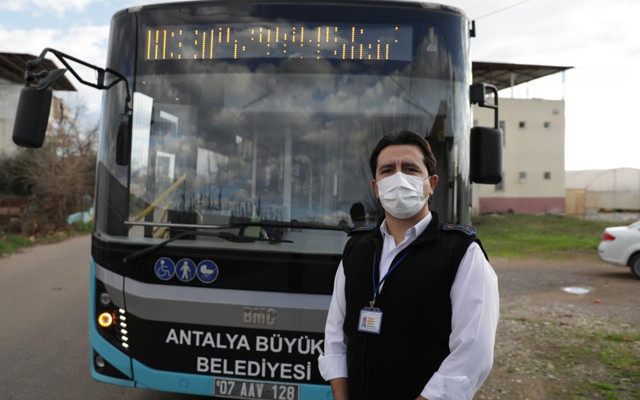 Antalya'da günün kahramanı seçildi! Şoför, anne ve 3 çocuğunun canını kurtardı - Resim: 0