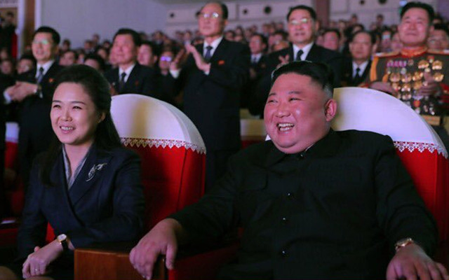 Kuzey Kore Lider Kim Jong-un eşi 1 yıl sonra görüntülendi - Resim: 0