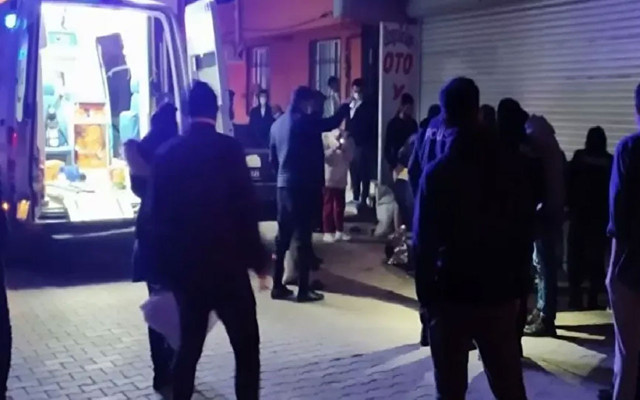 İzmir'de kadın cinayeti! Sokak ortasında bıçaklanarak öldürüldü - Resim: 0