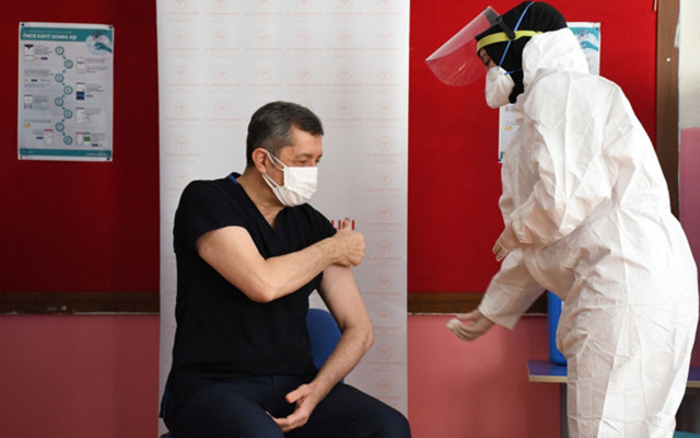 Öğretmenlerin aşılanmasına başlandı! İlk aşıyı Milli Eğitim Bakanı Ziya Selçuk yaptırdı - Resim: 0