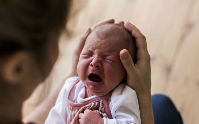 Kolik nedir bebekler sürekli ağlıyor günde 3 saati geçiyorsa kolik olabilir - Resim: 0