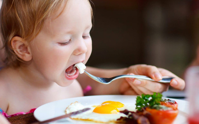 Bebeklerde yumurta alerjisinin belirtileri! Yumurta ve süt alerjisi kaç yaşında geçer - Resim: 0