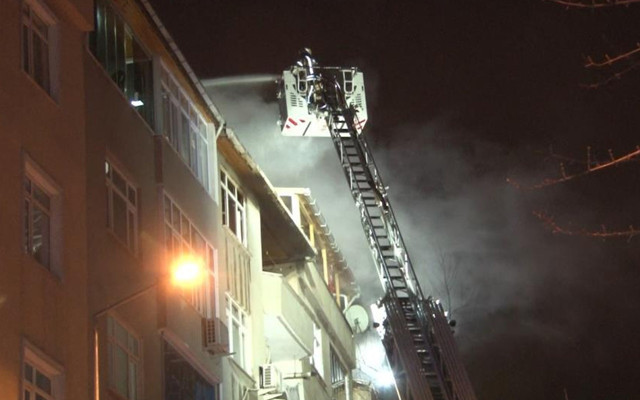 Sultangazi'de yangında mahsur kalan anne ve babasını alevlerin arasından kurtardı - Resim: 0