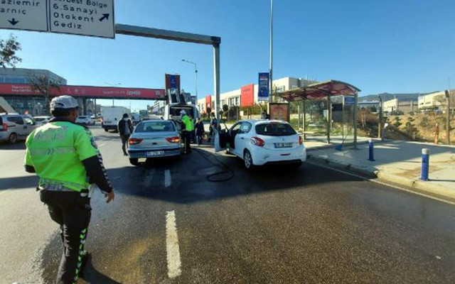 İzmir'de ölümün böylesi! Kazadan sonra aracını kontrol etmek isterken can verdi - Resim: 0