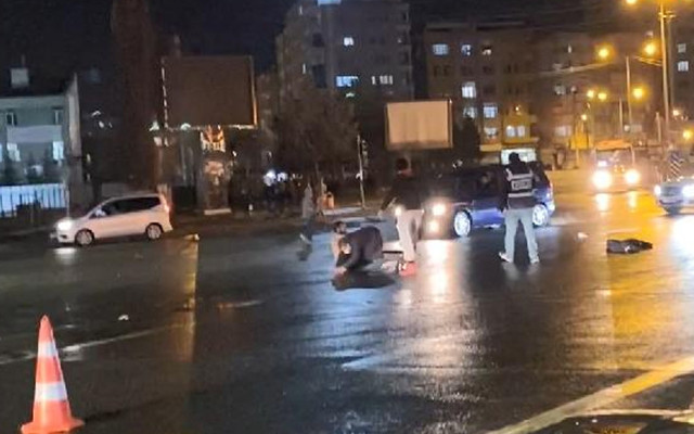 Diyarbakır'da kendini yarı çıplak yola atan alkollü kişi ekiplere zor anlar yaşattı - Resim: 0
