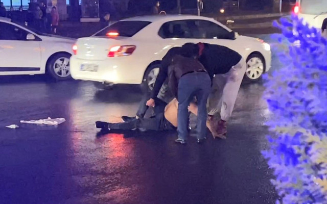 Diyarbakır'da kendini yarı çıplak yola atan alkollü kişi ekiplere zor anlar yaşattı - Resim: 1