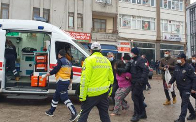 Sakarya'da intihar girişimi: Kadın 'Çocuklarımı getirin' diye bağırdı kiremitleri aşağı attı - Resim: 2