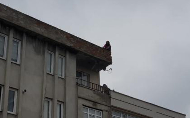 Sakarya'da intihar girişimi: Kadın 'Çocuklarımı getirin' diye bağırdı kiremitleri aşağı attı - Resim: 0