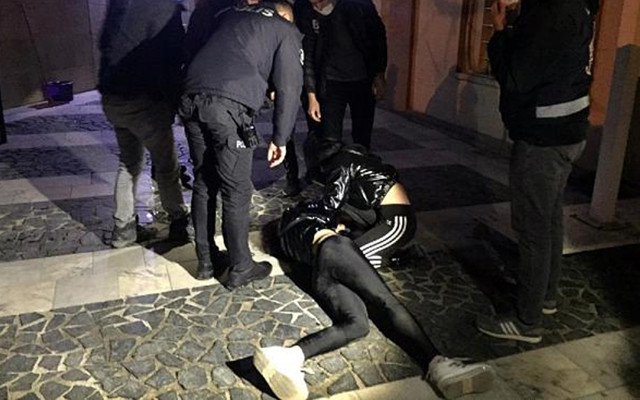 İzmir'de iki kadın birlikte alkol aldıkları şahıslar tarafından darbedildi - Resim: 1
