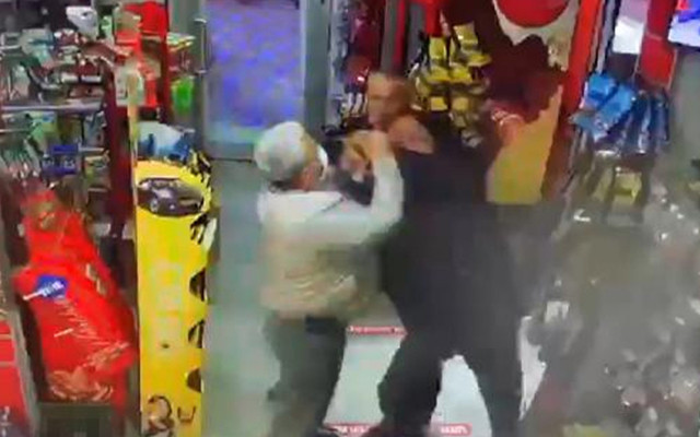 Bursa'da husumetlisi alışveriş yaparken yakalayıp boğazını kesmeye kalkıştı - Resim: 0