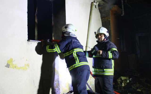 Aydın'da öfkeli yeğen sokaktaki evleri ateşe verdi itfaiyeye tahta kasayla saldırdı - Resim: 2