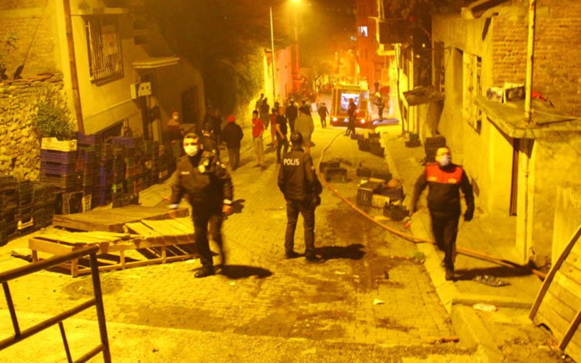 Aydın'da öfkeli yeğen sokaktaki evleri ateşe verdi itfaiyeye tahta kasayla saldırdı - Resim: 0