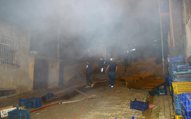Aydın'da öfkeli yeğen sokaktaki evleri ateşe verdi itfaiyeye tahta kasayla saldırdı - Resim: 1