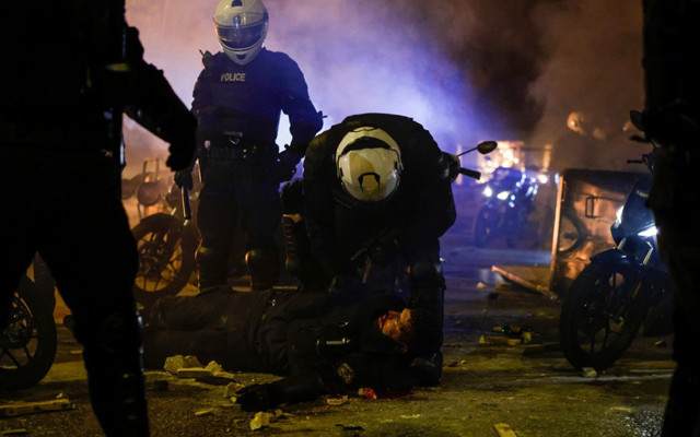 Yunanistan'da polis şiddeti protestosunda başkent Atina savaş alanına döndü - Resim: 0