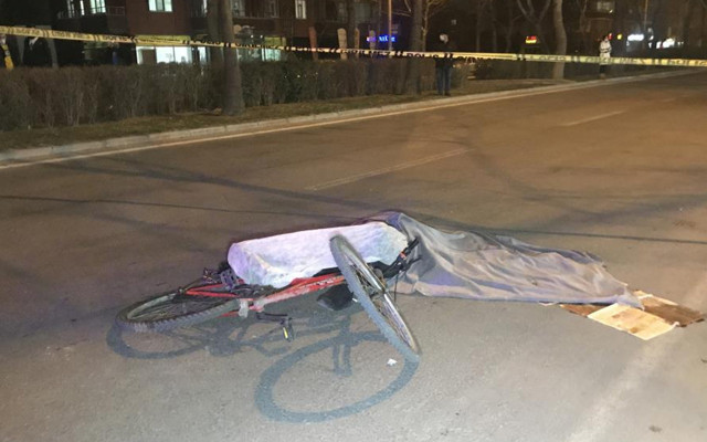 Konya'da otomobile çarpan bisiklet sürücüsünü kamyonet ezdi - Resim: 1