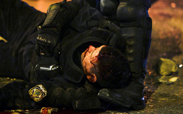 Yunanistan'da polis şiddeti protestosunda başkent Atina savaş alanına döndü - Resim: 2