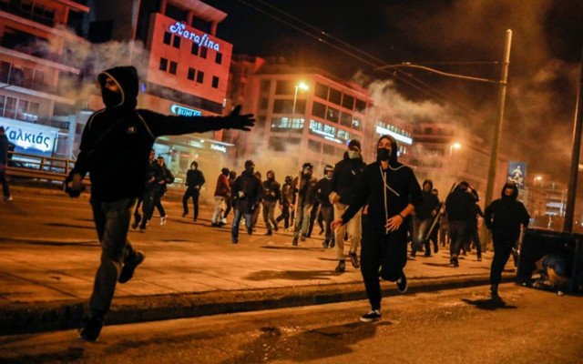Yunanistan'da polis şiddeti protestosunda başkent Atina savaş alanına döndü - Resim: 1