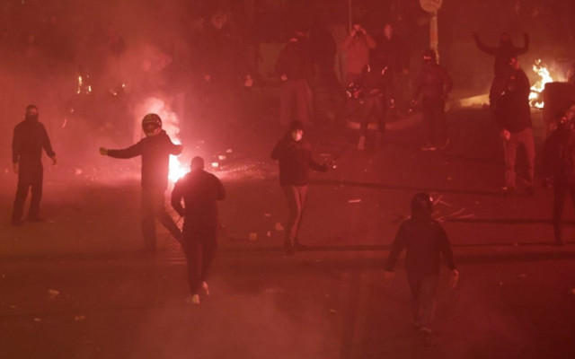 Yunanistan'da polis şiddeti protestosunda başkent Atina savaş alanına döndü - Resim: 3