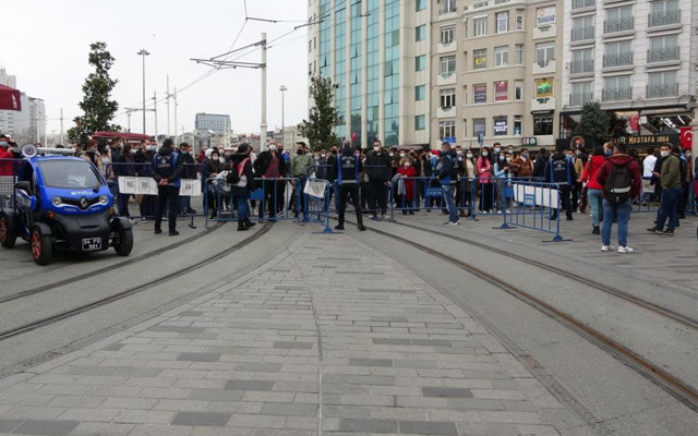 İstiklal Caddesi’nde kalabalık nedeniyle girişler kapatıldı - Resim: 1