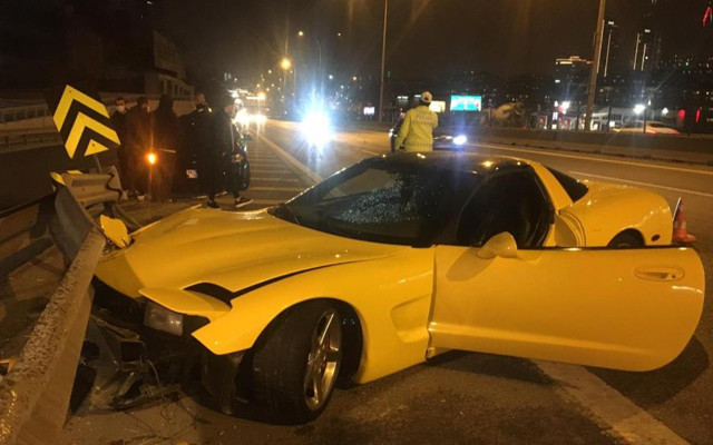 Kadıköy'de milyonluk aracı bariyerlere vurdu 'her an haberlerdeyiz' dedi - Resim: 0