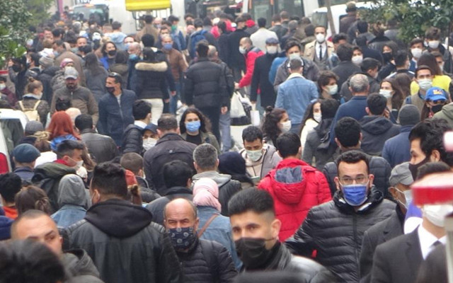 İstiklal Caddesi’nde kalabalık nedeniyle girişler kapatıldı - Resim: 2