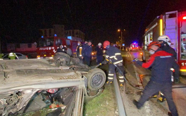 Düzce'de düğünden dönen ailenin bulunduğu otomobil takla attı: 2'si ağır 4 yaralı - Resim: 1