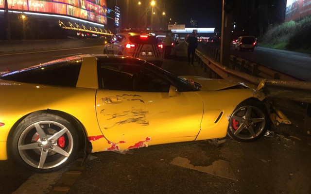 Kadıköy'de milyonluk aracı bariyerlere vurdu 'her an haberlerdeyiz' dedi - Resim: 1