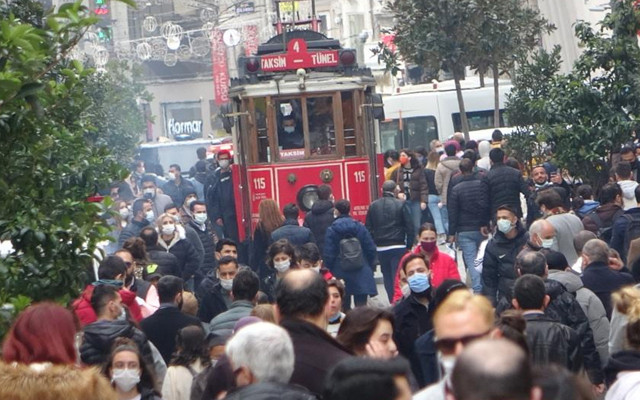 İstiklal Caddesi’nde kalabalık nedeniyle girişler kapatıldı - Resim: 0