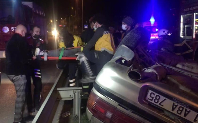 Düzce'de düğünden dönen ailenin bulunduğu otomobil takla attı: 2'si ağır 4 yaralı - Resim: 0