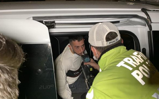 Üsküdar'da polisin "dur" ihtarına uymayanlar polis aracına çarpınca yakalandı - Resim: 0