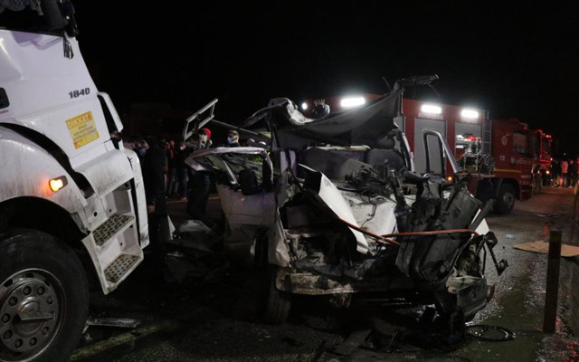 Sakarya'da korkunç kaza! TIR'la kamyonet çarpıştı 1 kişi öldü 2 kişi ağır yaralandı - Resim: 5