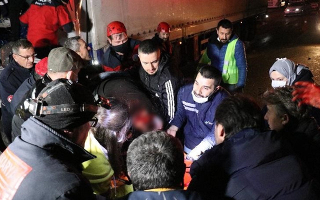 Sakarya'da korkunç kaza! TIR'la kamyonet çarpıştı 1 kişi öldü 2 kişi ağır yaralandı - Resim: 2