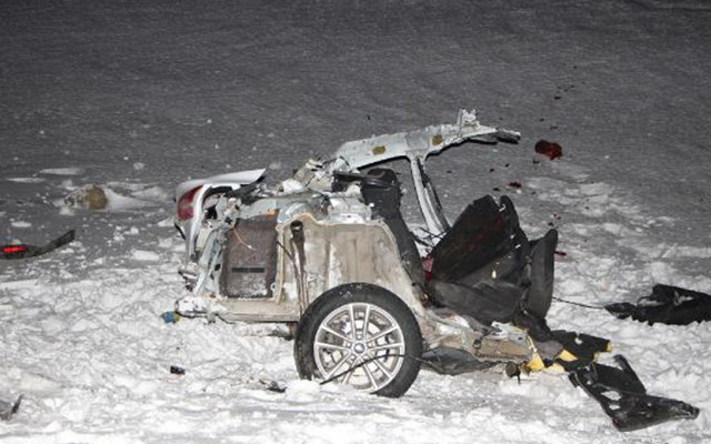 Bingöl'de yolcu otobüsüyle çarpışıp ikiye bölünen otomobil, sürücüsüne mezar oldu - Resim: 0