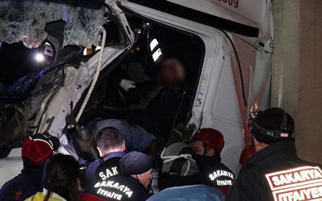 Sakarya'da korkunç kaza! TIR'la kamyonet çarpıştı 1 kişi öldü 2 kişi ağır yaralandı - Resim: 3
