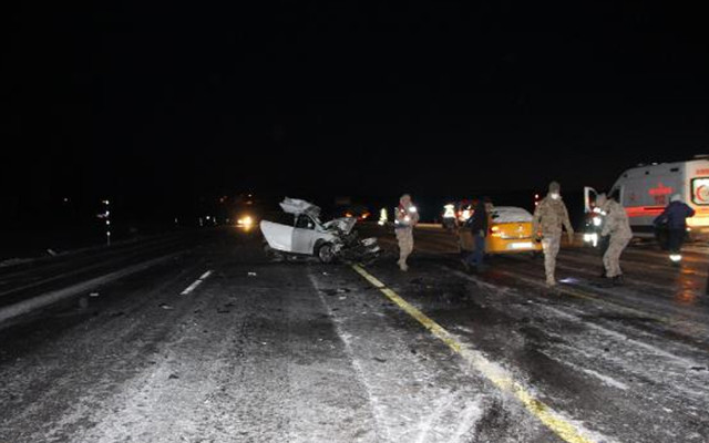 Bingöl'de yolcu otobüsüyle çarpışıp ikiye bölünen otomobil, sürücüsüne mezar oldu - Resim: 2