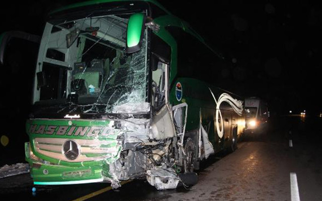 Bingöl'de yolcu otobüsüyle çarpışıp ikiye bölünen otomobil, sürücüsüne mezar oldu - Resim: 1