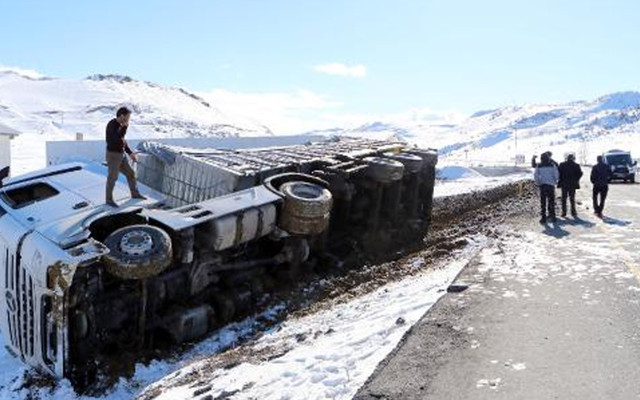 Ezurum'da yan yatan TIR'ın camından çıkan şoför: Beni kim sıkıştırdı - Resim: 1