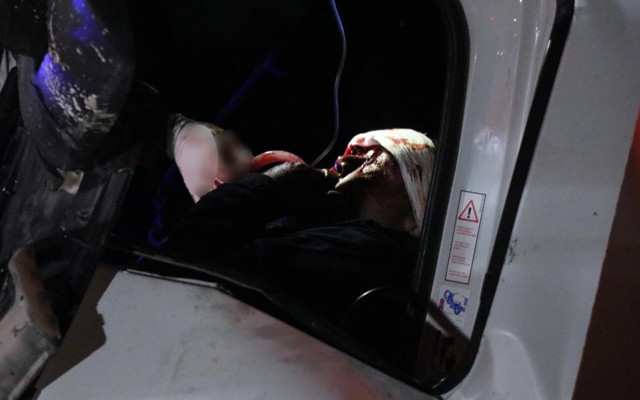 Sakarya'da korkunç kaza! TIR'la kamyonet çarpıştı 1 kişi öldü 2 kişi ağır yaralandı - Resim: 4