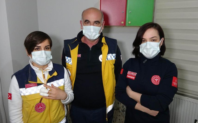 Samsun'da sağlıkçının parmağını ısırdı bırakmadı! 5 kişi müdahale ettiler olmadı - Resim: 0