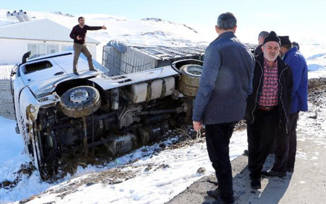 Ezurum'da yan yatan TIR'ın camından çıkan şoför: Beni kim sıkıştırdı - Resim: 0