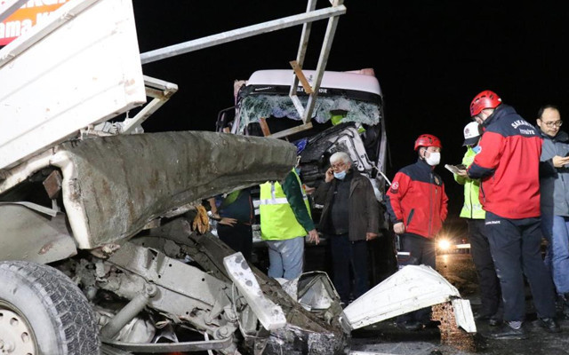 Sakarya'da korkunç kaza! TIR'la kamyonet çarpıştı 1 kişi öldü 2 kişi ağır yaralandı - Resim: 0